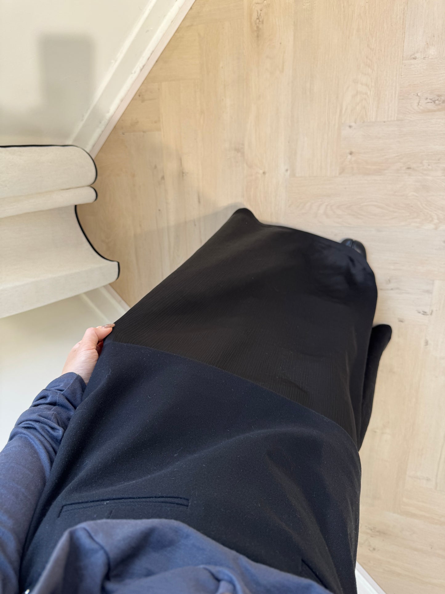 絲質併絨面層次長裙 ( 黑/米白 )