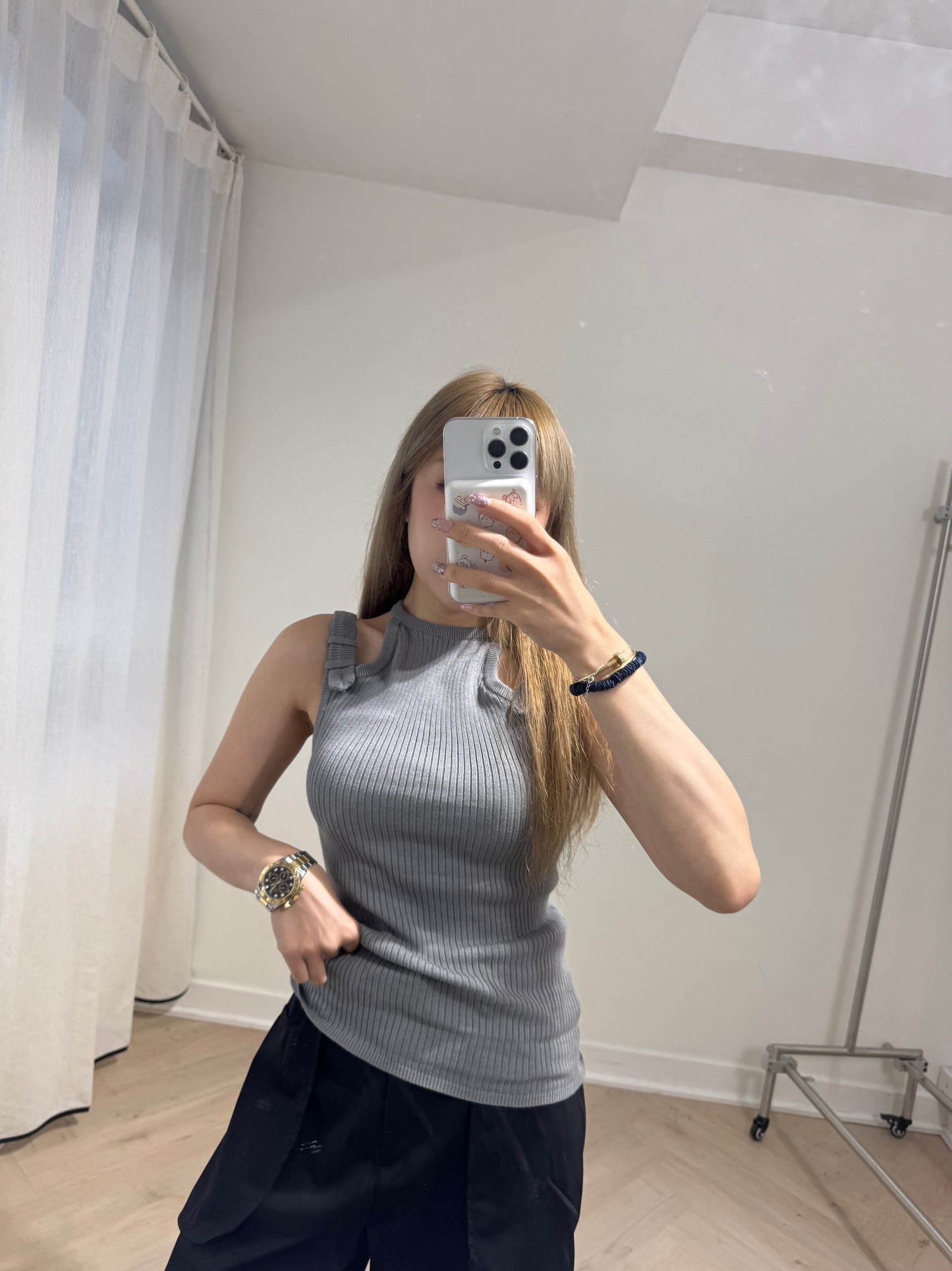 露肩暗直紋灰色背心