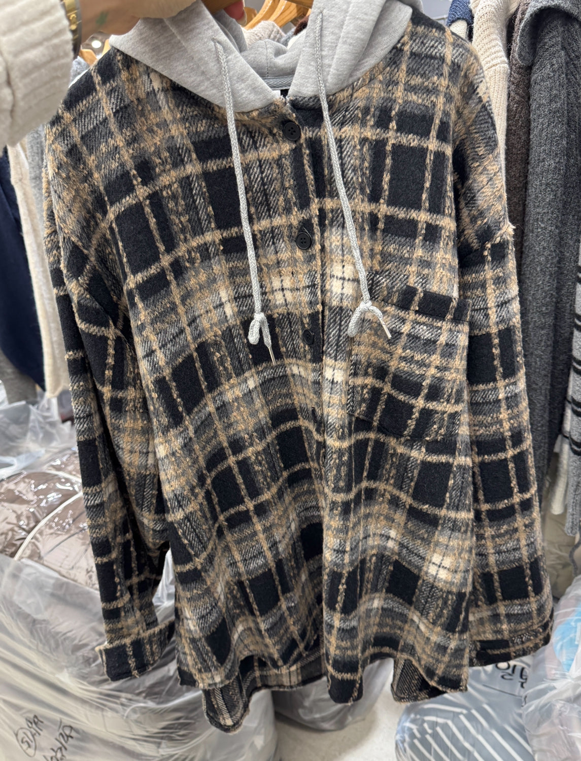 灰帽薄絨格仔外套