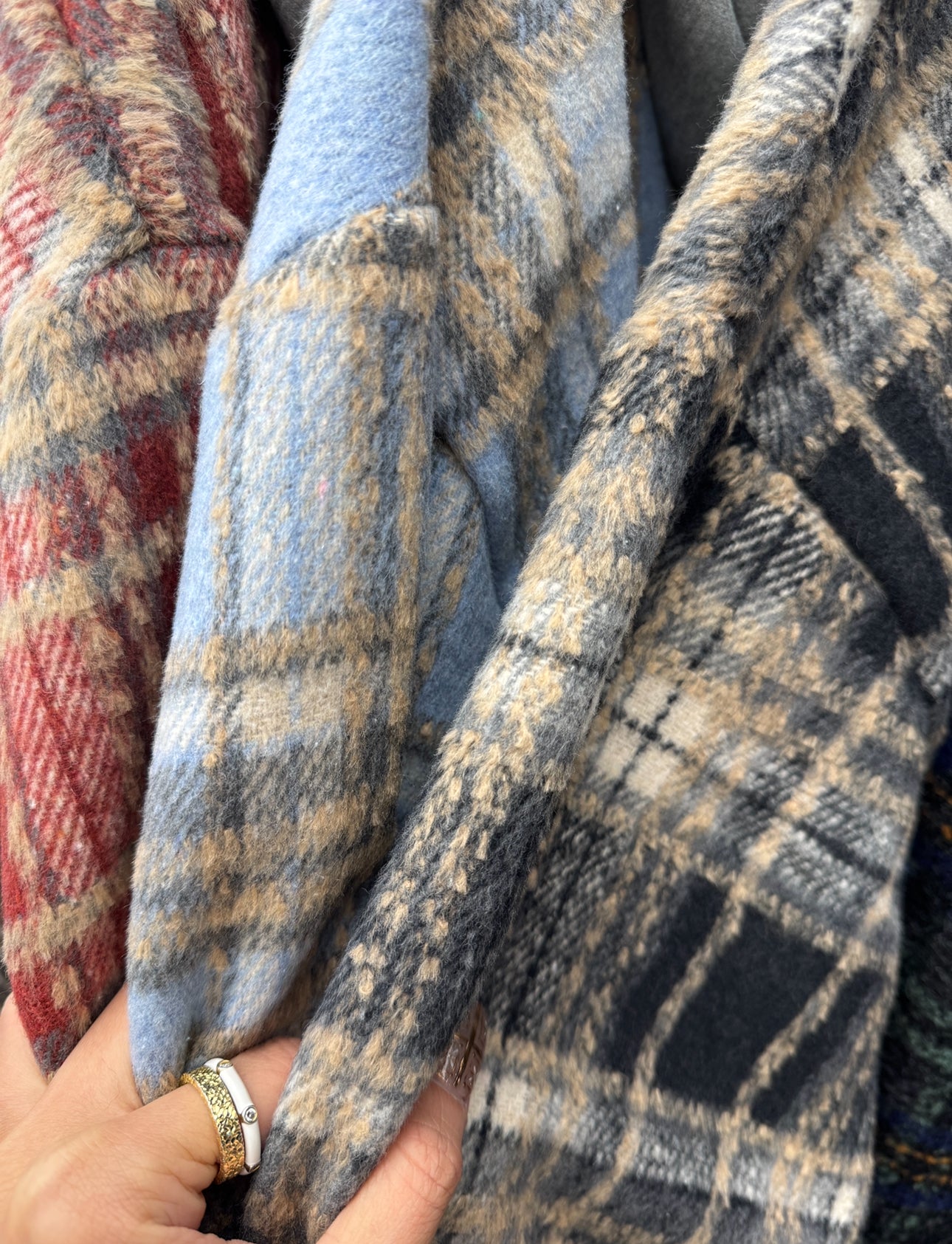 灰帽薄絨格仔外套