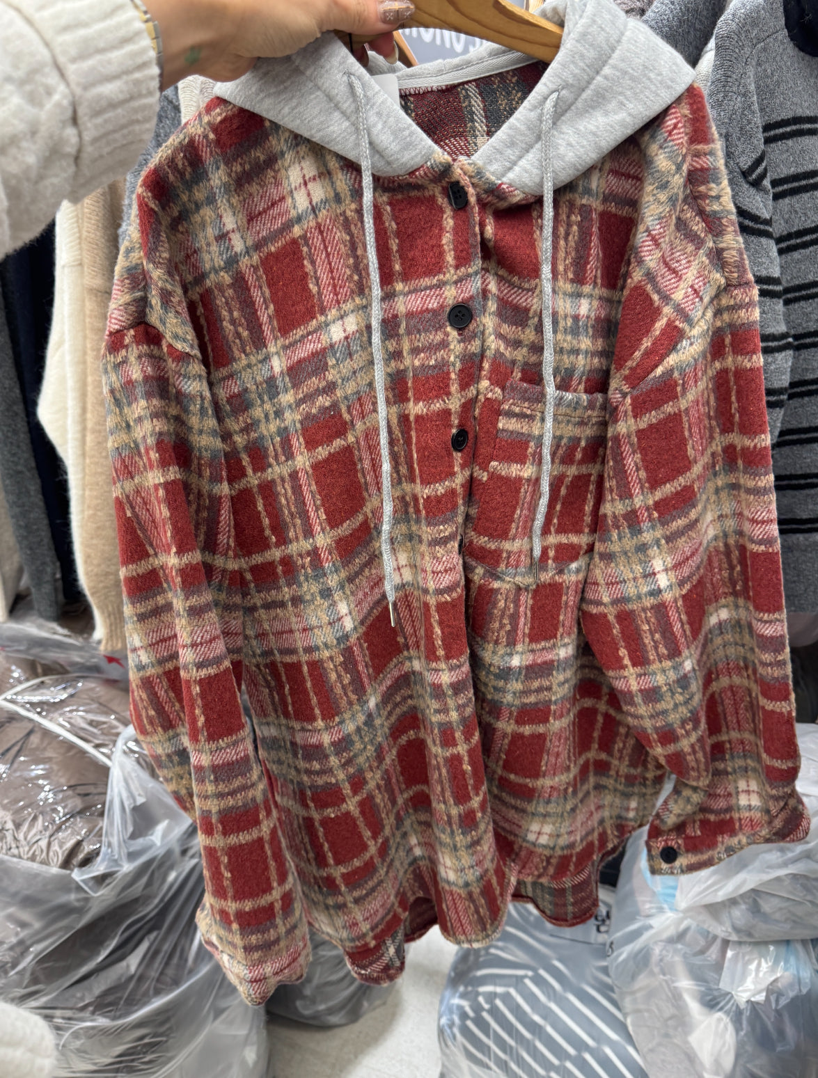 灰帽薄絨格仔外套